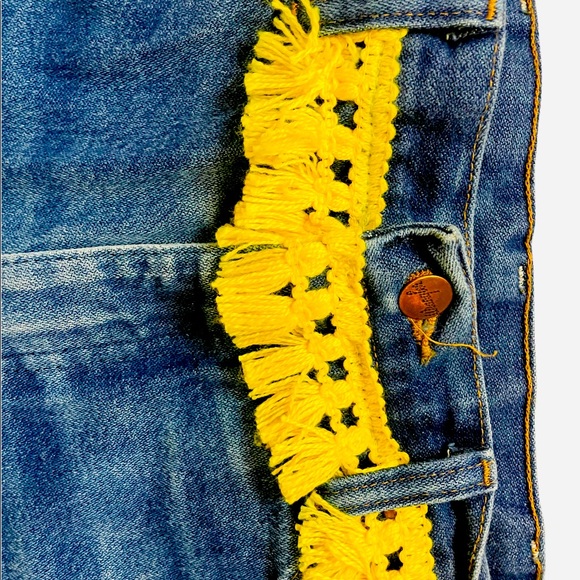 Distressed WRANGLERS embroidered cutoff shorts, Daisy Dukes, Womens 4-6 boho - Picture 9 of 13